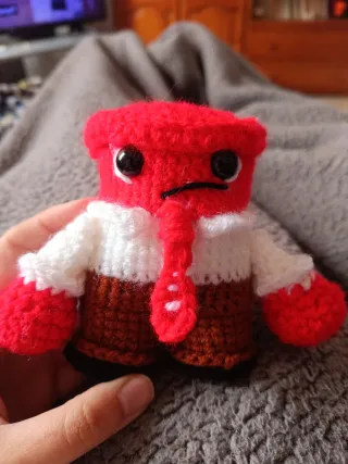 Muñeco crochet rojo y blanco,furia de inside out