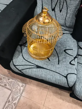 Jaula dorada para pájaros