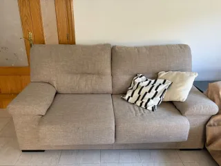 Sofá de tela beige y multicolor