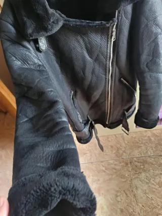 Cazadora negra efecto piel con borreguito