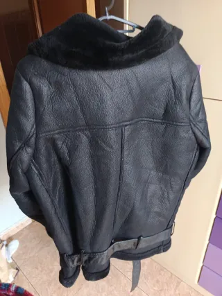 Cazadora negra efecto piel con borreguito