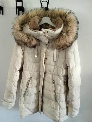 Anorak Zara acolchado beige con capucha