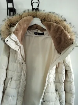 Anorak Zara acolchado beige con capucha