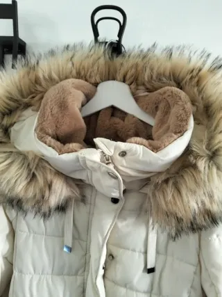 Anorak Zara acolchado beige con capucha