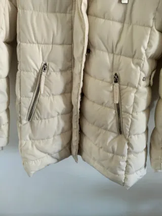 Anorak Zara acolchado beige con capucha