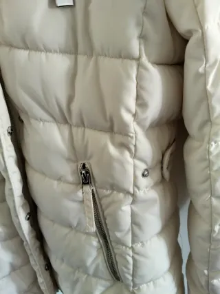 Anorak Zara acolchado beige con capucha