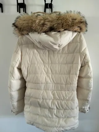 Anorak Zara acolchado beige con capucha