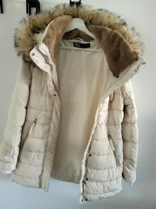 Anorak Zara acolchado beige con capucha