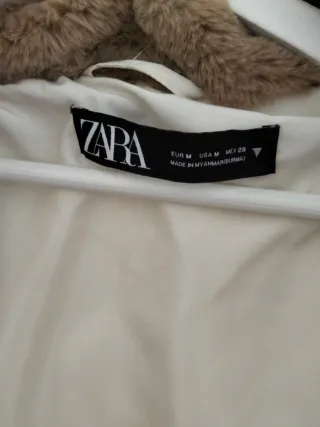 Anorak Zara acolchado beige con capucha