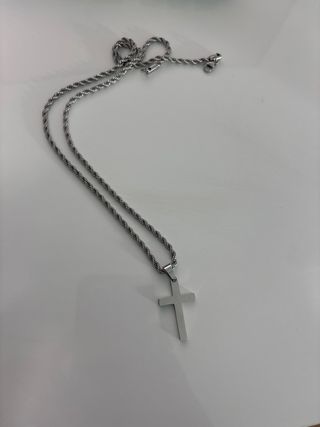 Cadena de plata con colgante de cruz