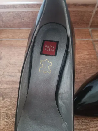 Zapatos de tacón de charol y piel