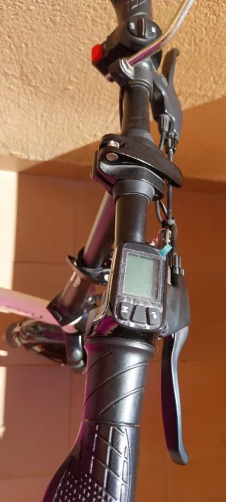 Bicicleta eléctrica y con pedales DVU plegable