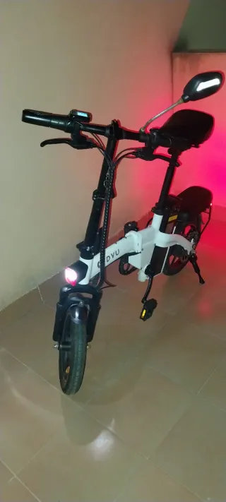 Bicicleta eléctrica y con pedales DVU plegable