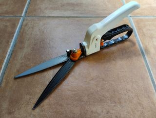 Tijeras cortacésped con mango rojo