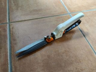 Tijeras cortacésped con mango rojo