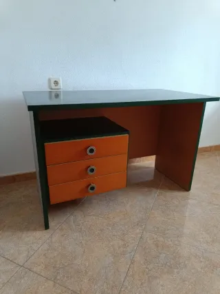 Escritorio madera verde y naranja