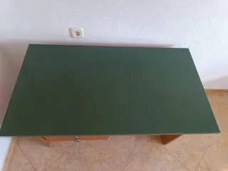 Escritorio madera verde y naranja