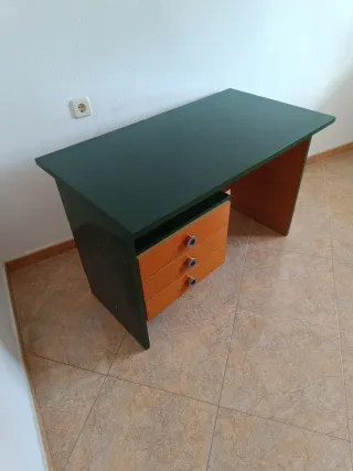 Escritorio madera verde y naranja