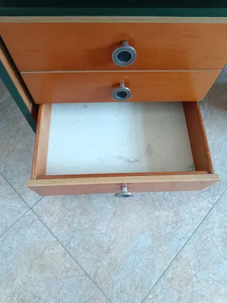 Escritorio madera verde y naranja