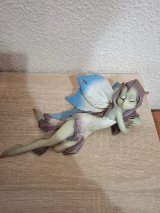 Figura ninfa alas azules y moradas
