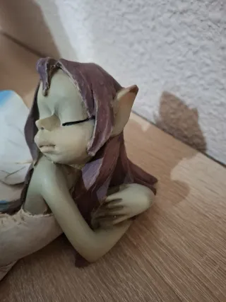 Figura ninfa alas azules y moradas