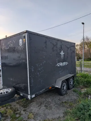 Remolque cerrado doble eje de 2000kg de MMA.