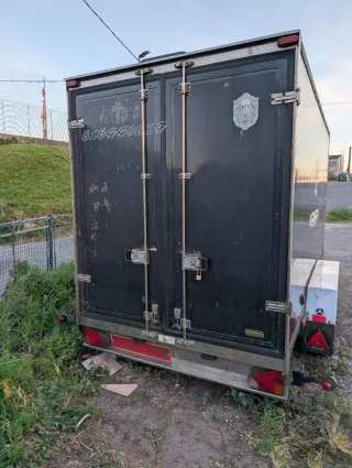 Remolque cerrado doble eje de 2000kg de MMA.