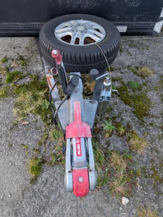 Remolque cerrado doble eje de 2000kg de MMA.