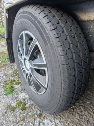 Remolque cerrado doble eje de 2000kg de MMA.