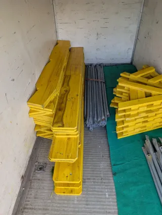 Remolque cerrado doble eje de 2000kg de MMA.