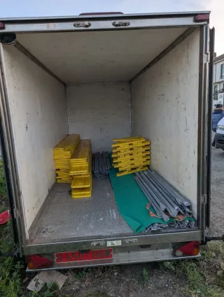 Remolque cerrado doble eje de 2000kg de MMA.