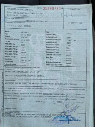 Remolque cerrado doble eje de 2000kg de MMA.