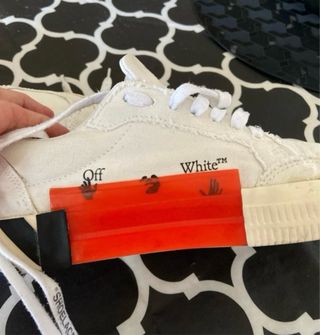 Off-White Sneakers Bianche con Dettagli Rossi