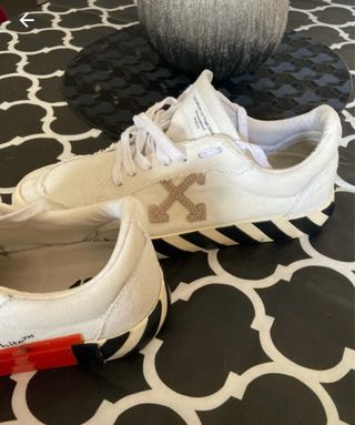 Off-White Sneakers Bianche con Dettagli Rossi