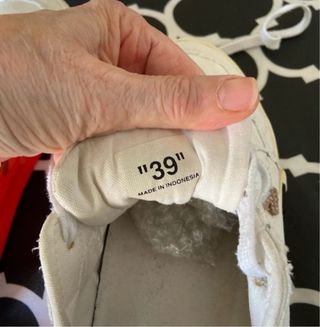 Off-White Sneakers Bianche con Dettagli Rossi