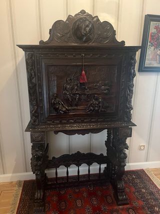 Bargueño antiguo tallado