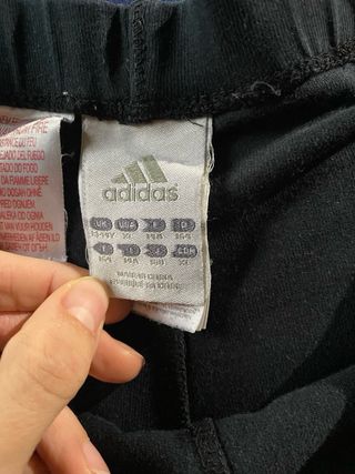 Pantalón Adidas negro con rayas rosas