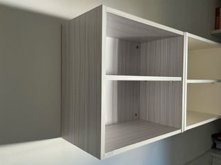 Estantería de pared  gris y blanca