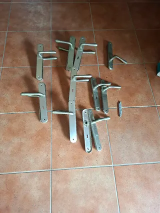 Manetas de puerta metálicas