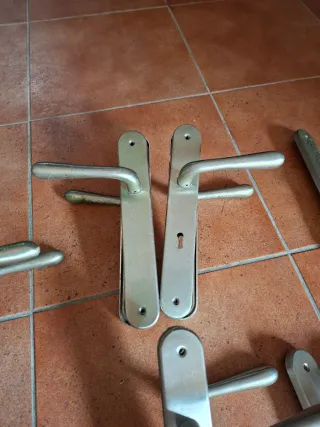 Manetas de puerta metálicas