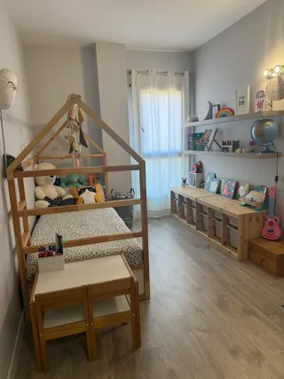 Letto a castello + Comodino + 2 sedie + 2 cassettiere