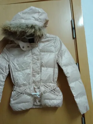 Abrigo rosa con capucha y cinturón