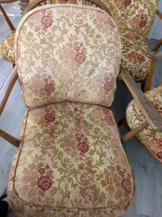 Sofá y 2 sillas de madera con cojines