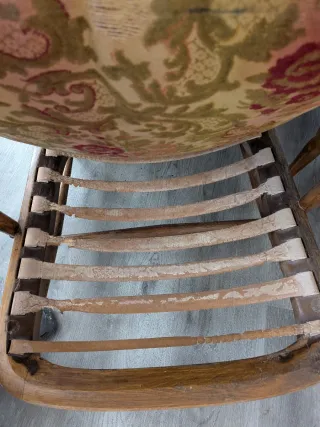 Sofá y 2 sillas de madera con cojines