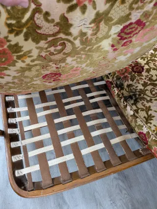 Sofá y 2 sillas de madera con cojines