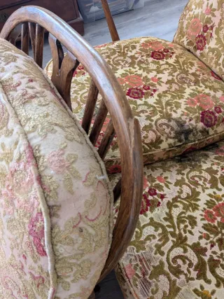 Sofá y 2 sillas de madera con cojines