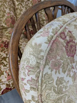 Sofá y 2 sillas de madera con cojines