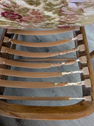 Sofá y 2 sillas de madera con cojines