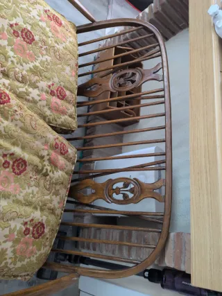 Sofá y 2 sillas de madera con cojines