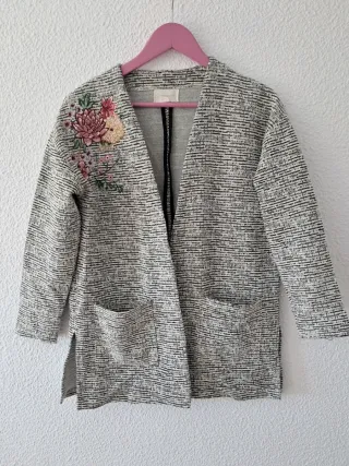 Chaquet con bordado floral